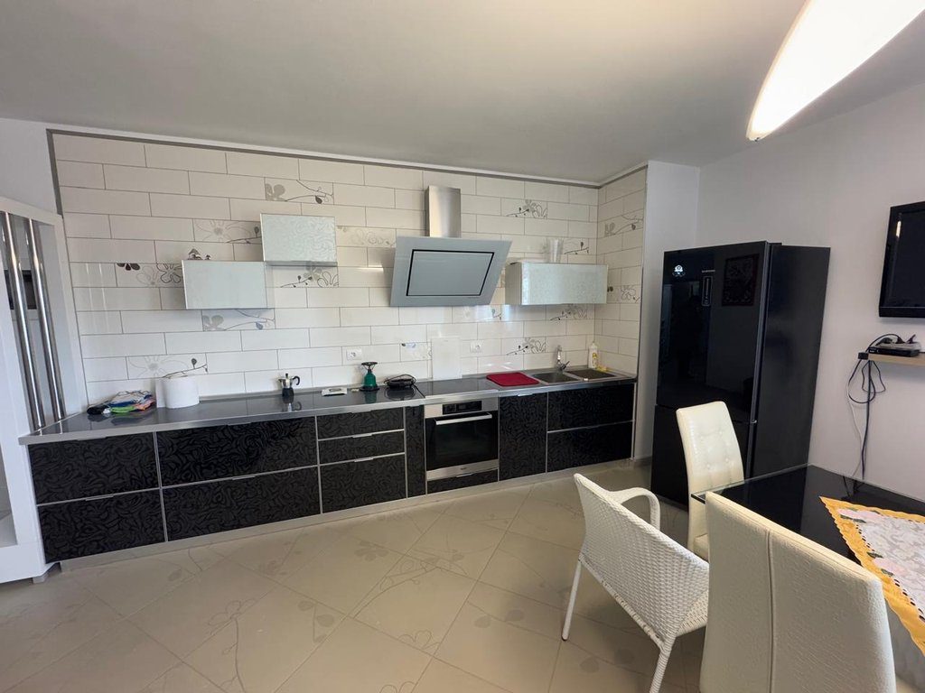 JEPET PER QIRA APARTAMENT 2+1+VERANDE ME PAMJE NE DET DHE 2 POST PARKIMI!