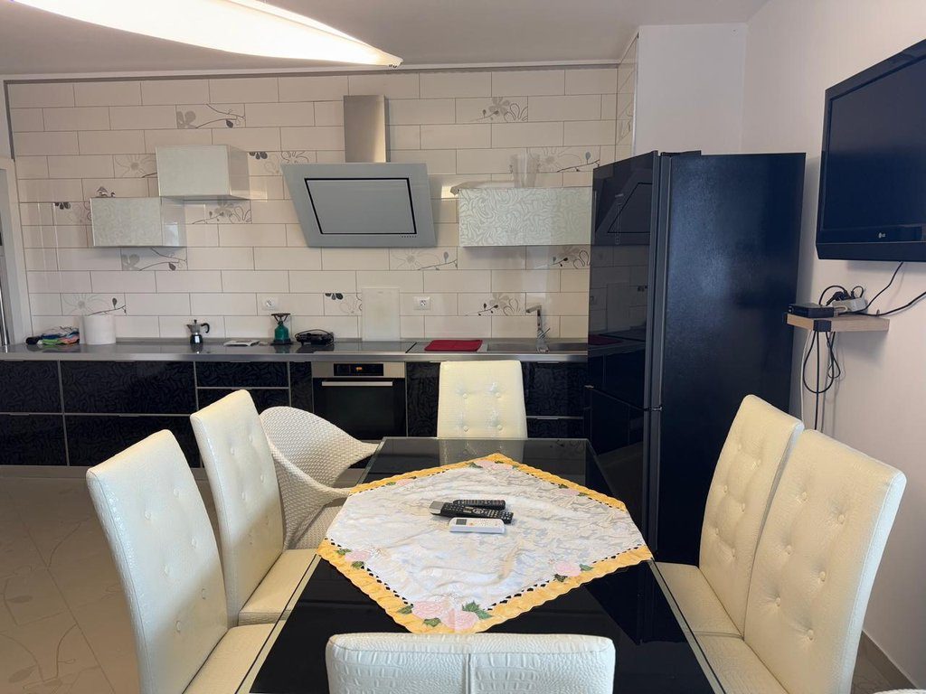 JEPET PER QIRA APARTAMENT 2+1+VERANDE ME PAMJE NE DET DHE 2 POST PARKIMI!