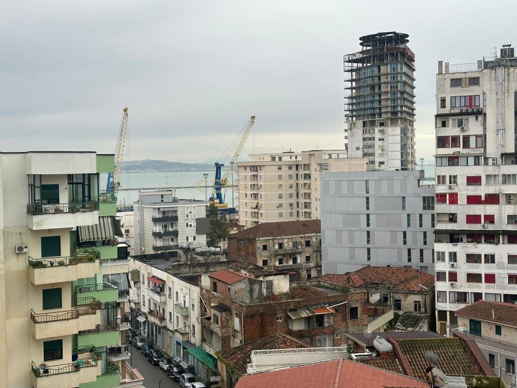 SHESIM APARTAMENT 3+1+2 DHE 3 BALLKONE NE QENDER TE DURRESIT, TEK BASHKIA !