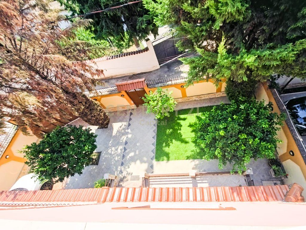 Shesim vilë 3 katëshe me oborr pranë Hipotekës!