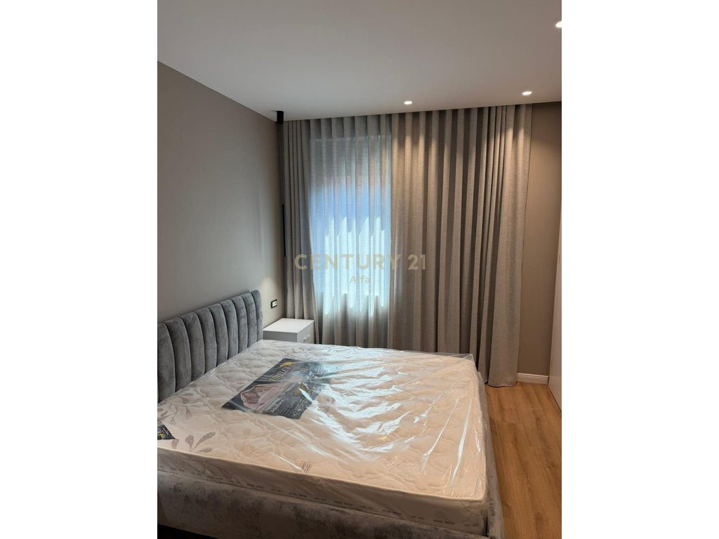 Jepet me qira apartament 1+1+1 Post parkimi në Kompleksin Xheluks,Rruga e Elbasanit!