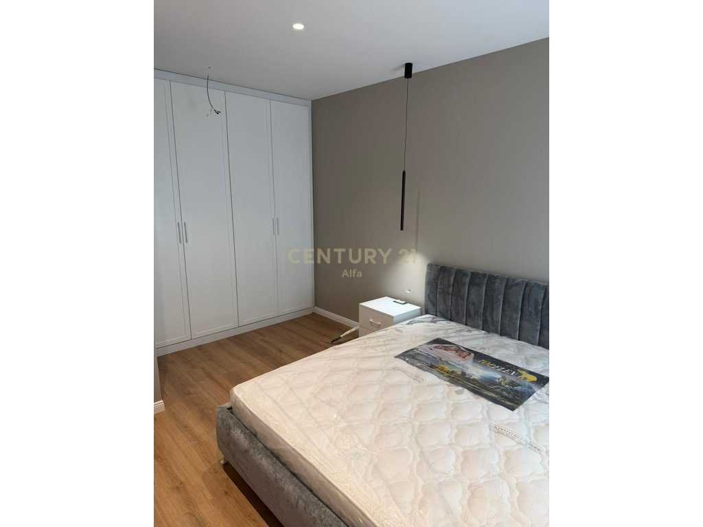 Jepet me qira apartament 1+1+1 Post parkimi në Kompleksin Xheluks,Rruga e Elbasanit!