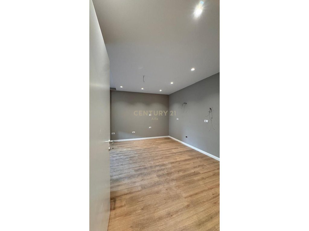 Shitet apartament 1+1 ne Kompleksin Xheluks, Rruga e Elbasanit!