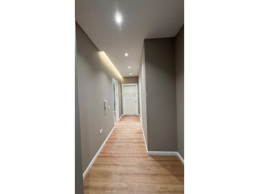 Shitet apartament 1+1 ne Kompleksin Xheluks, Rruga e Elbasanit!