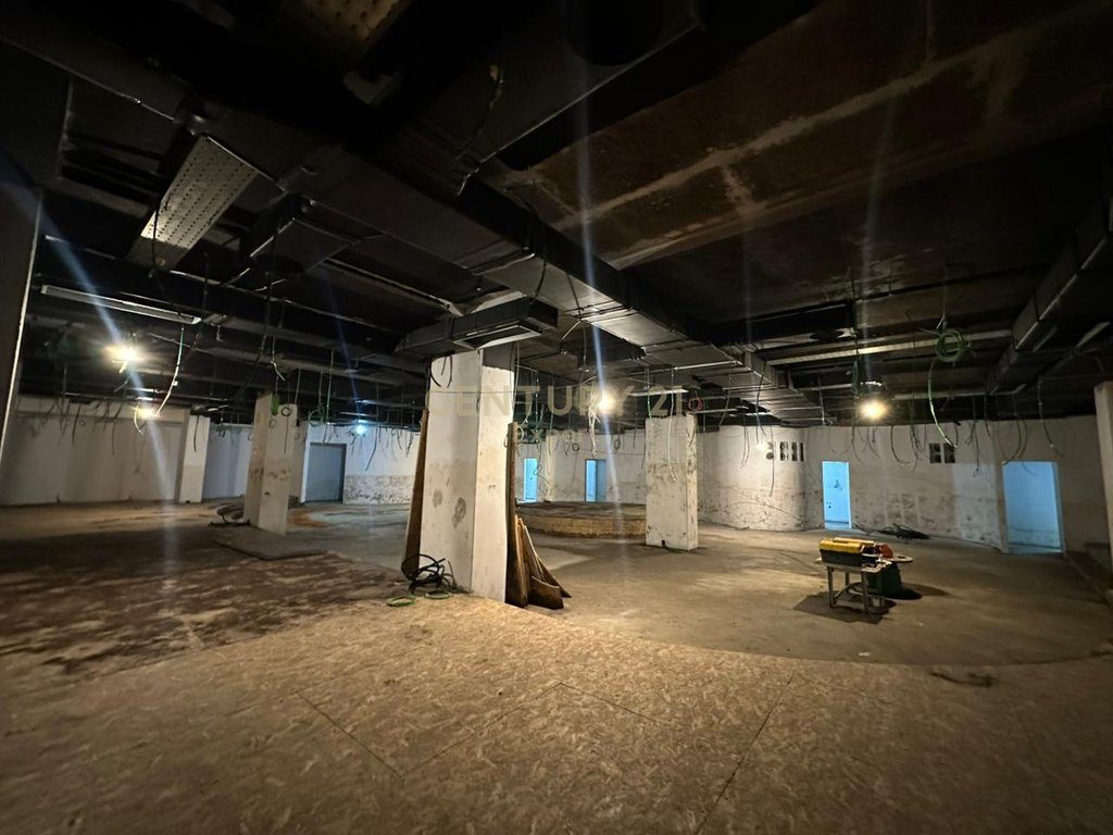 NJESI SHERBIMI (NIGHT CLUB) PER SHITJE NE LUNGOMARE
