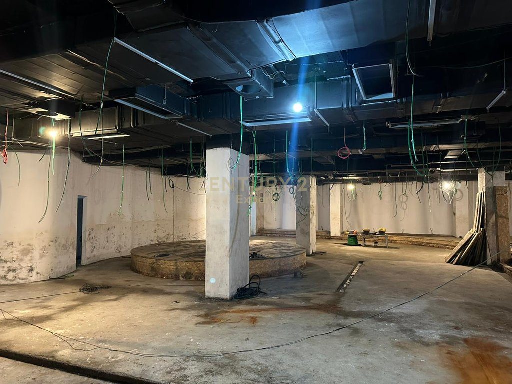 NJESI SHERBIMI (NIGHT CLUB) PER SHITJE NE LUNGOMARE