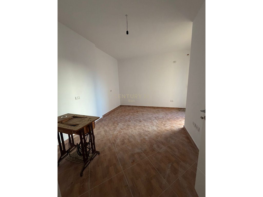 SHITET APARTAMENT 2+1 , PRANE KOMPLEKSIT FLORIDA , PLAZH , DURRES !