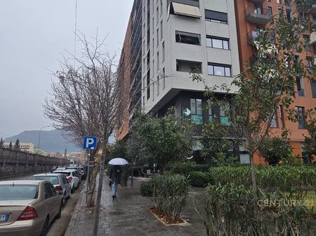 AMBJENT BIZNESI ,3 kate Me qera buzë rruges DIBRES,prane QSUT, Tiranë - 2100€!