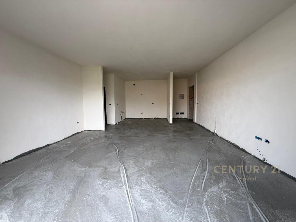 Shitet apartament 3+1+2 në Paskuqan, pranë Bulevardit të Ri!
