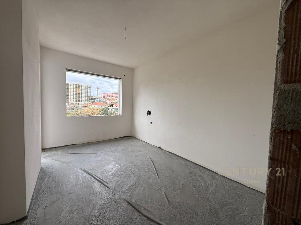 Shitet apartament 3+1+2 në Paskuqan, pranë Bulevardit të Ri!