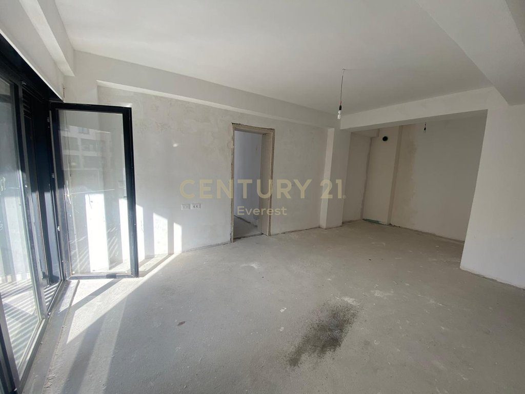 KODRA E DIELLIT 2, SHESIM APARTAMENT 3+1+2 ME VERANDE