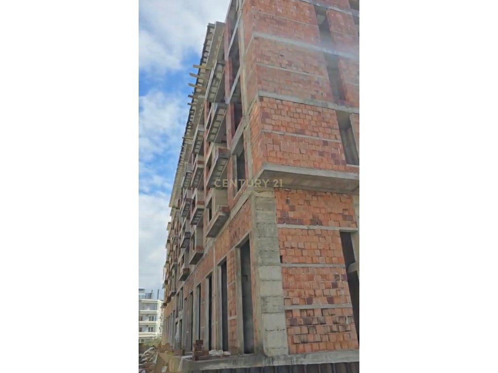 SHITET APARTAMENT 2+1, NDERTIM I RI GOLEM 200 METRA LARG DETIT!