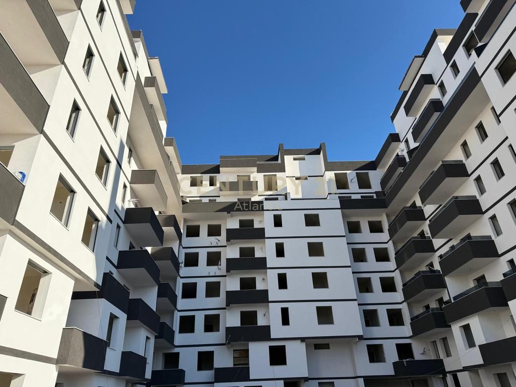 Apartament 1+1+2tualete +Post Parkimi+Depo, në shitje në Golem !