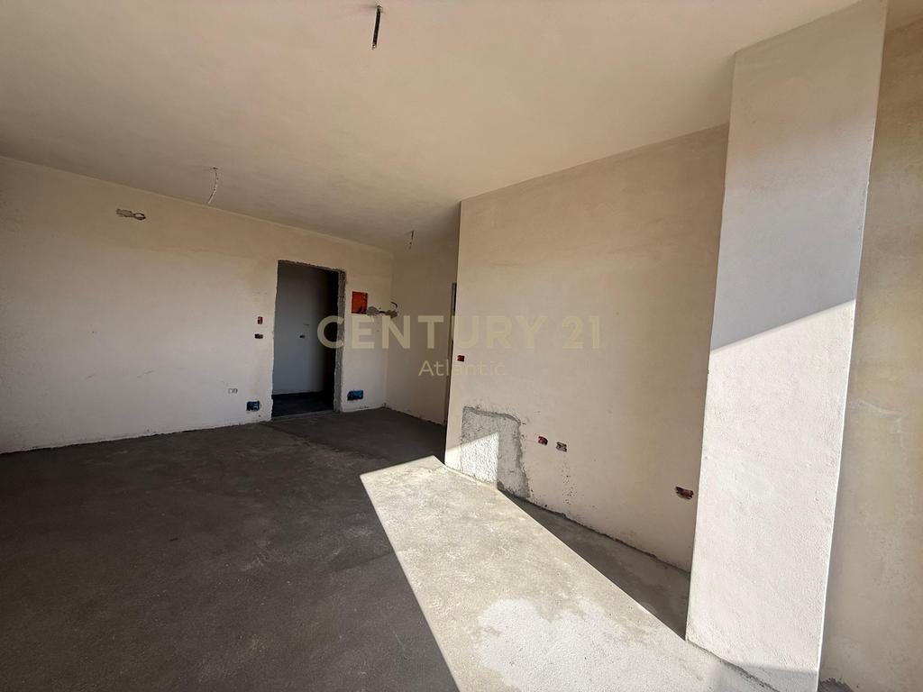 Apartament 1+1+2tualete +Post Parkimi+Depo, në shitje në Golem !