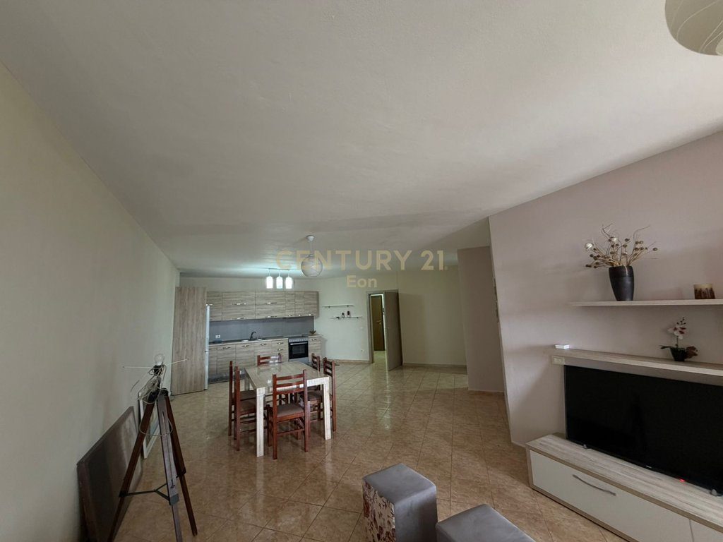 JEPET ME QIRA APARTAMENT ME PAMJE DETI 2+1+2 , RRUGA E RE E PORTIT !