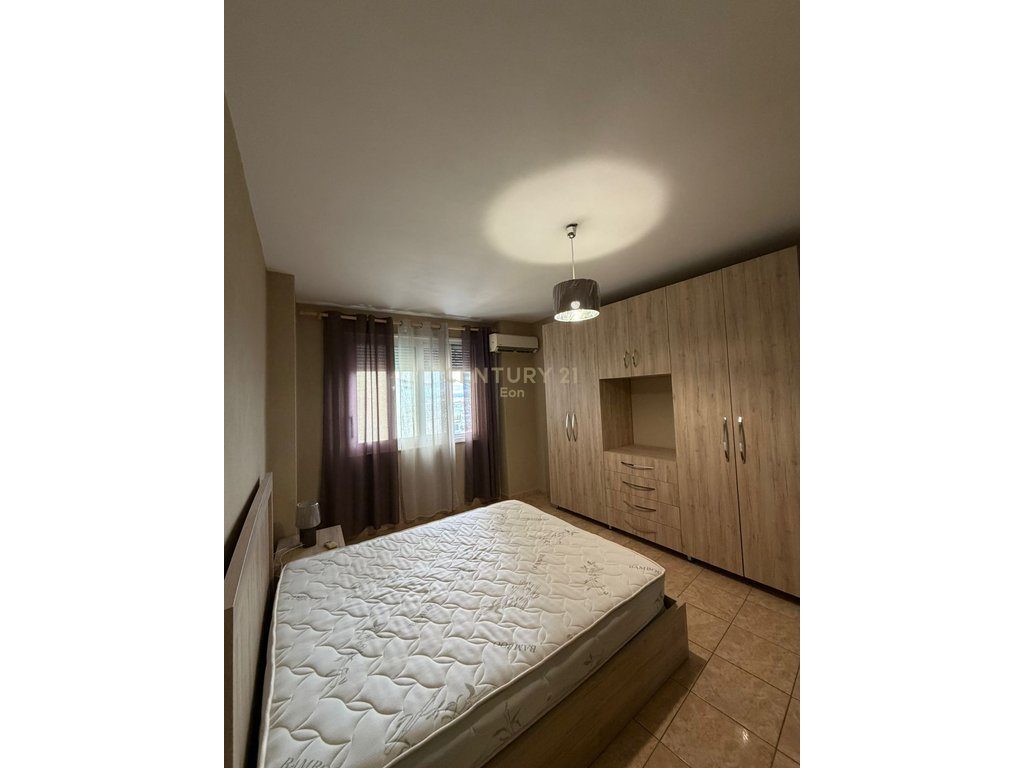 JEPET ME QIRA APARTAMENT ME PAMJE DETI 2+1+2 , RRUGA E RE E PORTIT !