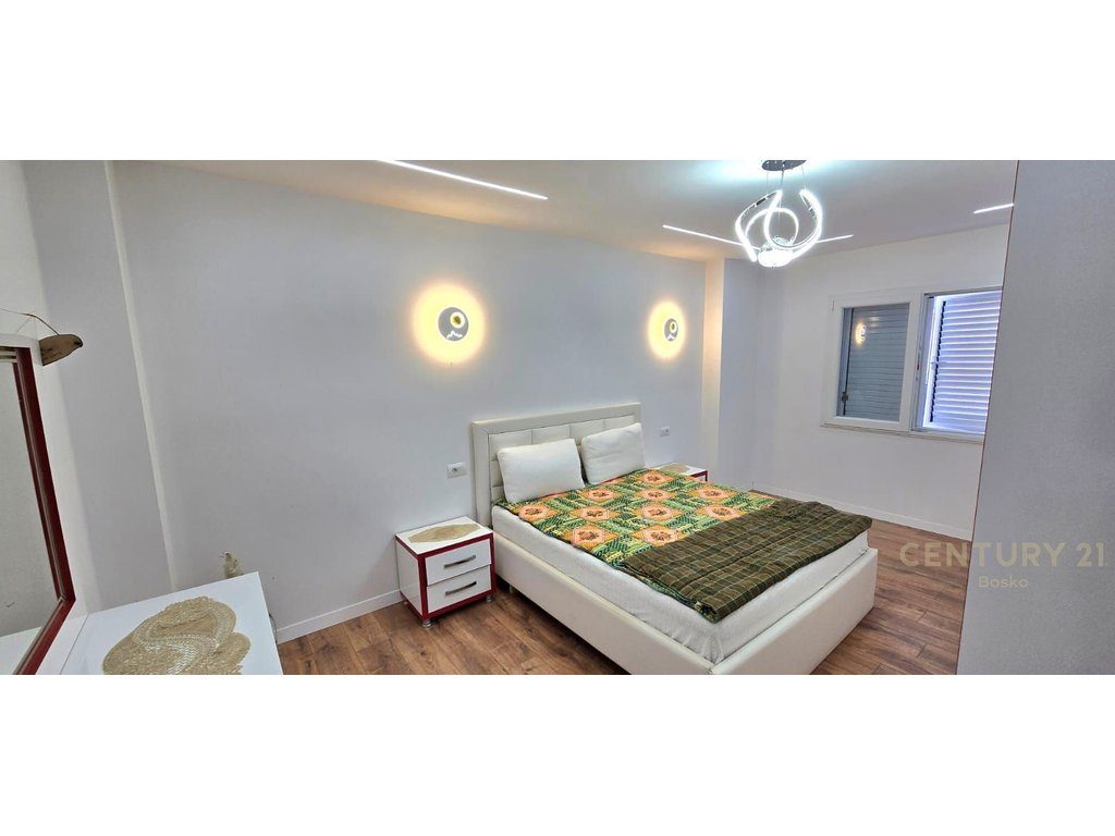 JEPET APARTAMEN 2+1 ME QIRA  PRANE SQUARE 21