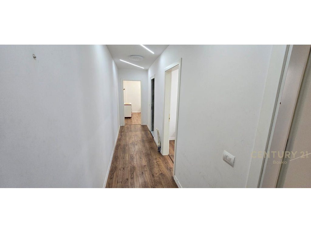 JEPET APARTAMEN 2+1 ME QIRA  PRANE SQUARE 21