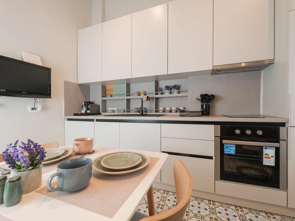 Shallvaret! Apartament 2+1  për Qira | Joni Peçi Store!