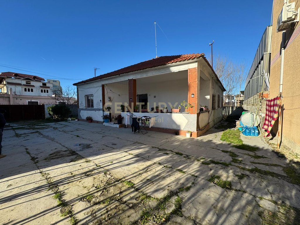Truall ndërtimi 495 m² me shtëpi ekzistuese në shitje – Shkozet