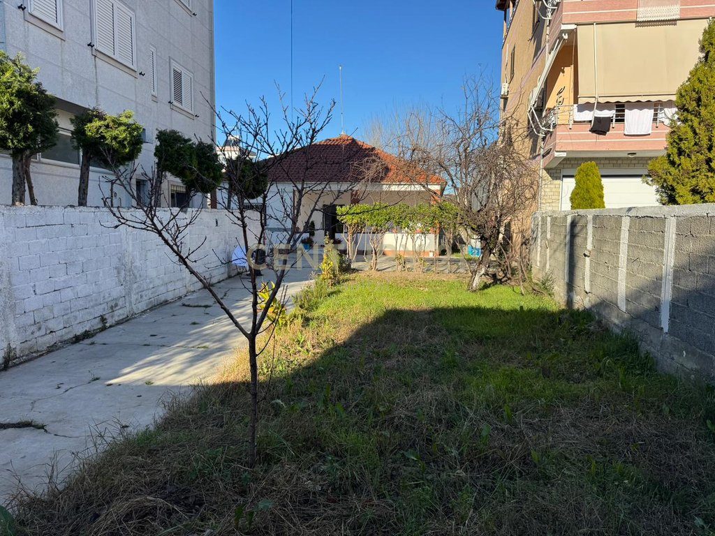 Truall ndërtimi 495 m² me shtëpi ekzistuese në shitje – Shkozet