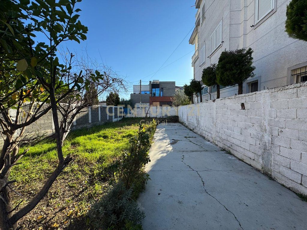 Truall ndërtimi 495 m² me shtëpi ekzistuese në shitje – Shkozet