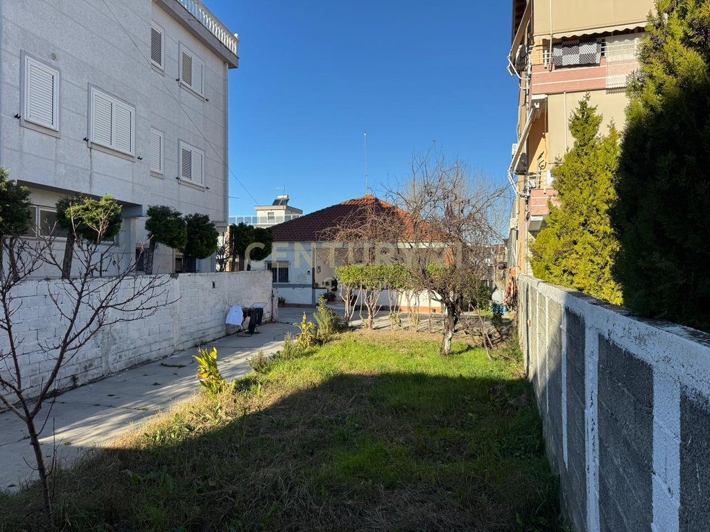 Truall ndërtimi 495 m² me shtëpi ekzistuese në shitje – Shkozet