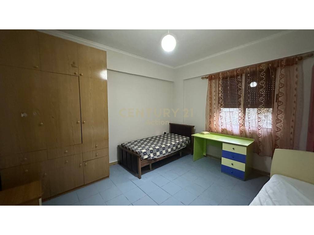 Jepet me qira 2+1, kati i pare i nje shtepie private  per studente!