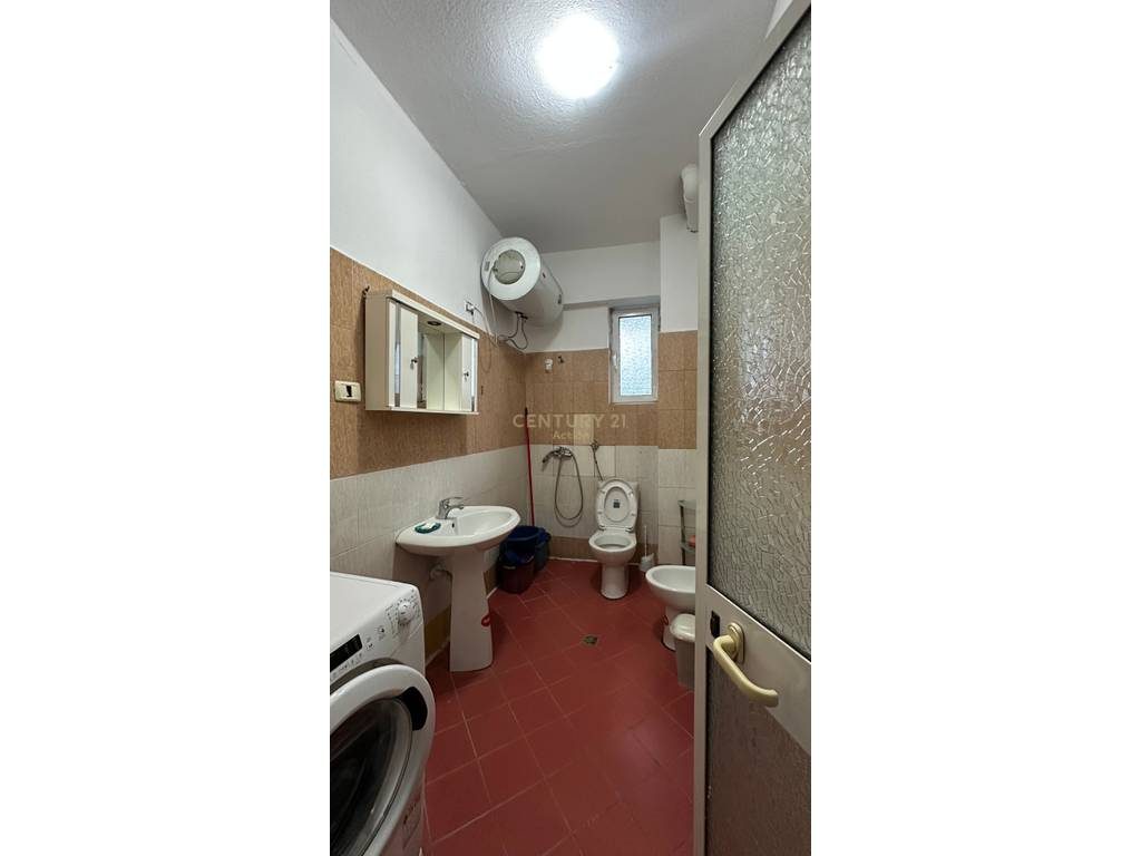 Jepet me qira 2+1, kati i pare i nje shtepie private  per studente!