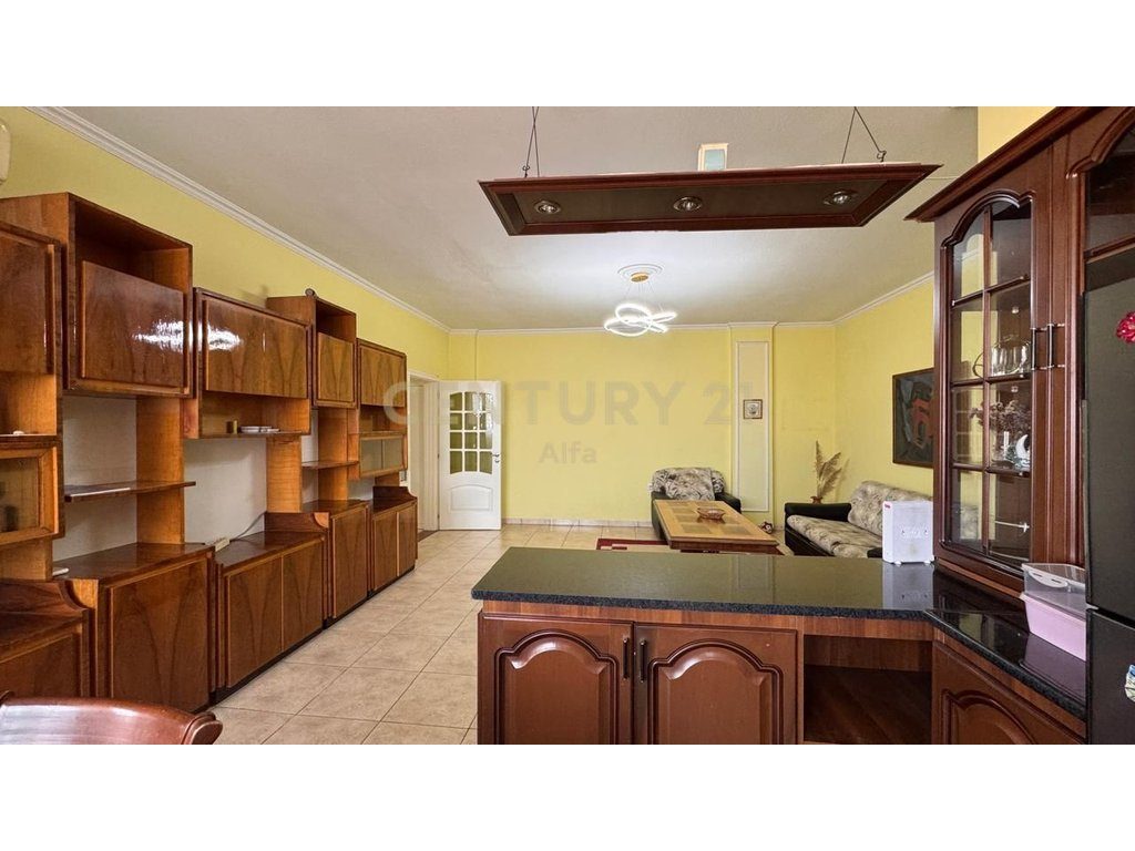 Shitet apartament 2+1+2 tualete tek Hoxha Tahsim!