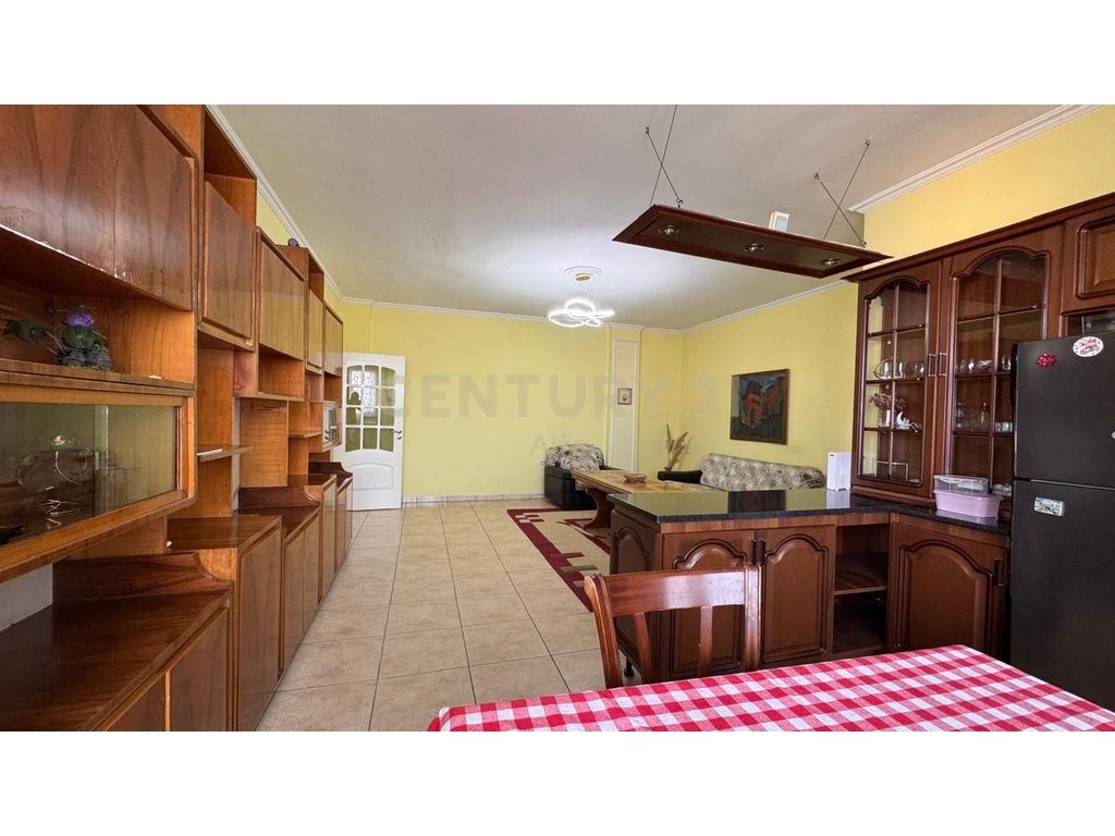 Shitet apartament 2+1+2 tualete tek Hoxha Tahsim!