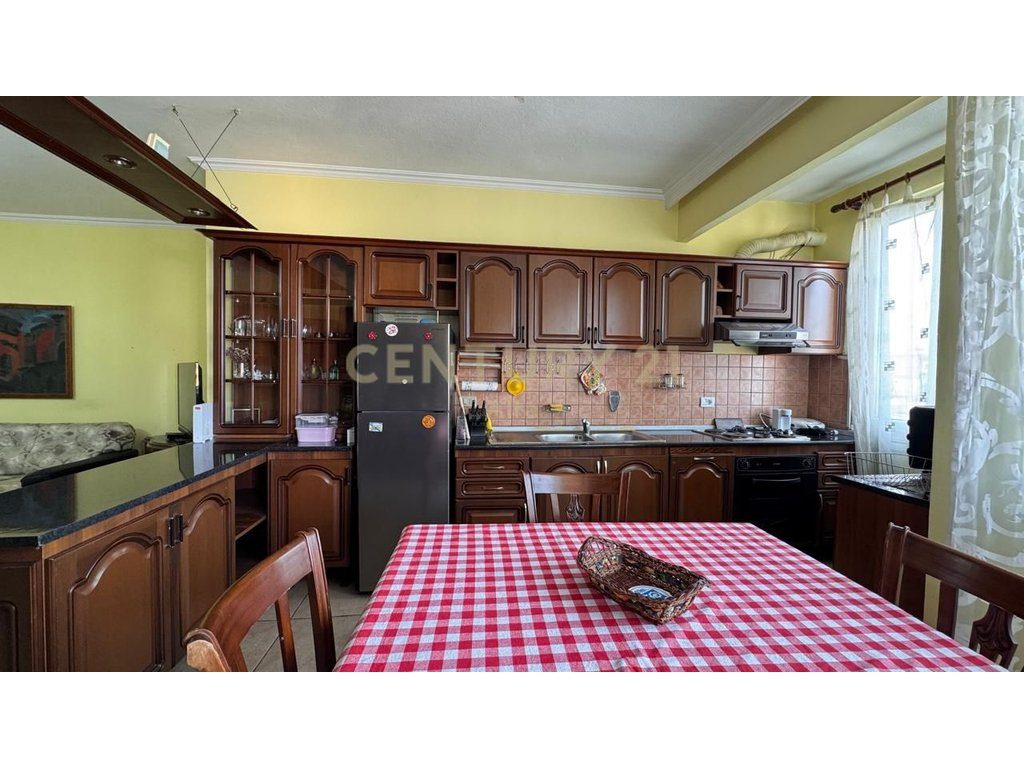 Shitet apartament 2+1+2 tualete tek Hoxha Tahsim!