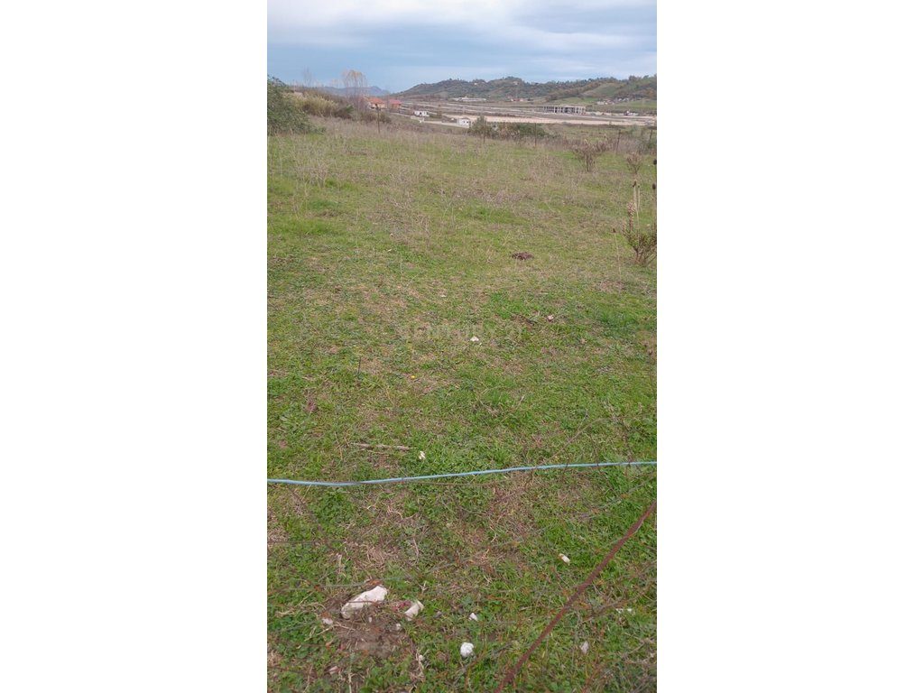 Shitet tokë 500 m² në Kombinat!