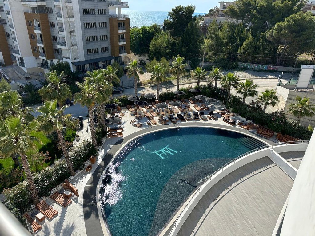 SHITET APARTAMENT 2+1+2 ME PAMJE DETI TEK "WHITE HILL RESIDENCE" NE CURRILA !