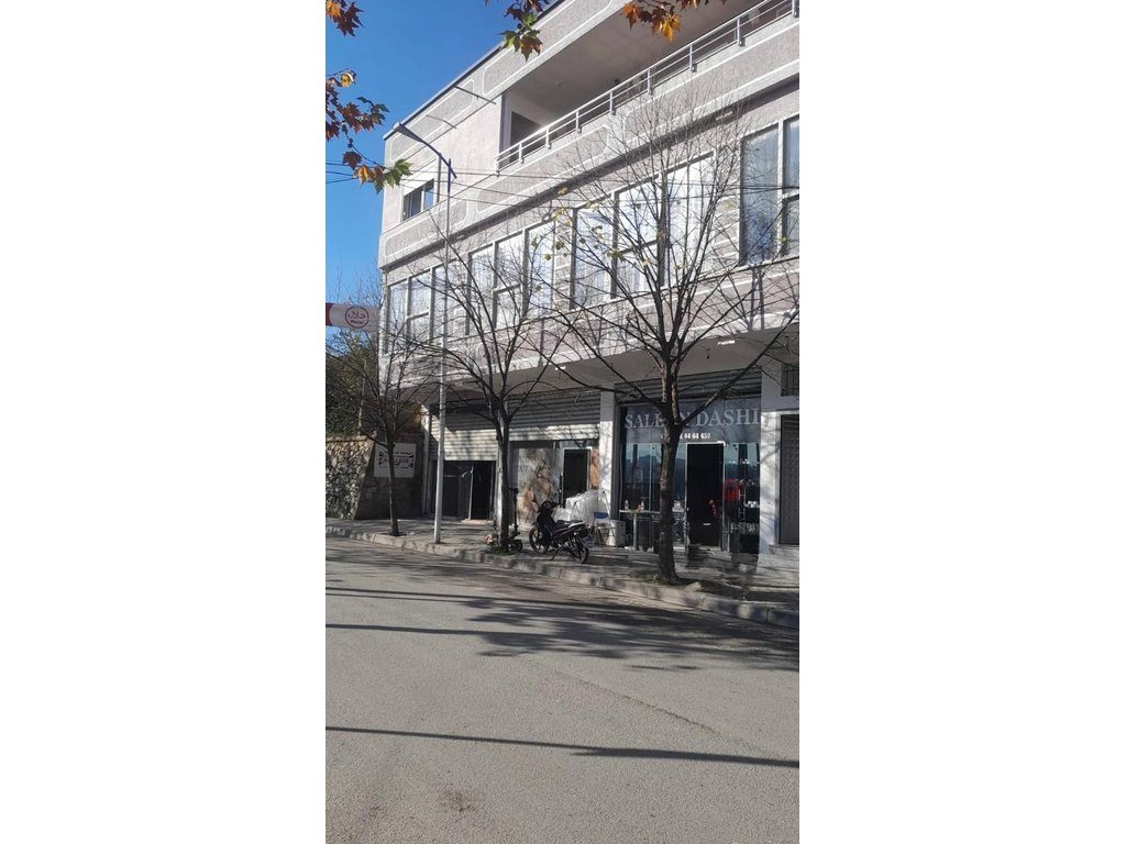 Jepet me Qira Hapësirë Komerciale Buzë Rruge Kryesore ! Babrru Tirane !