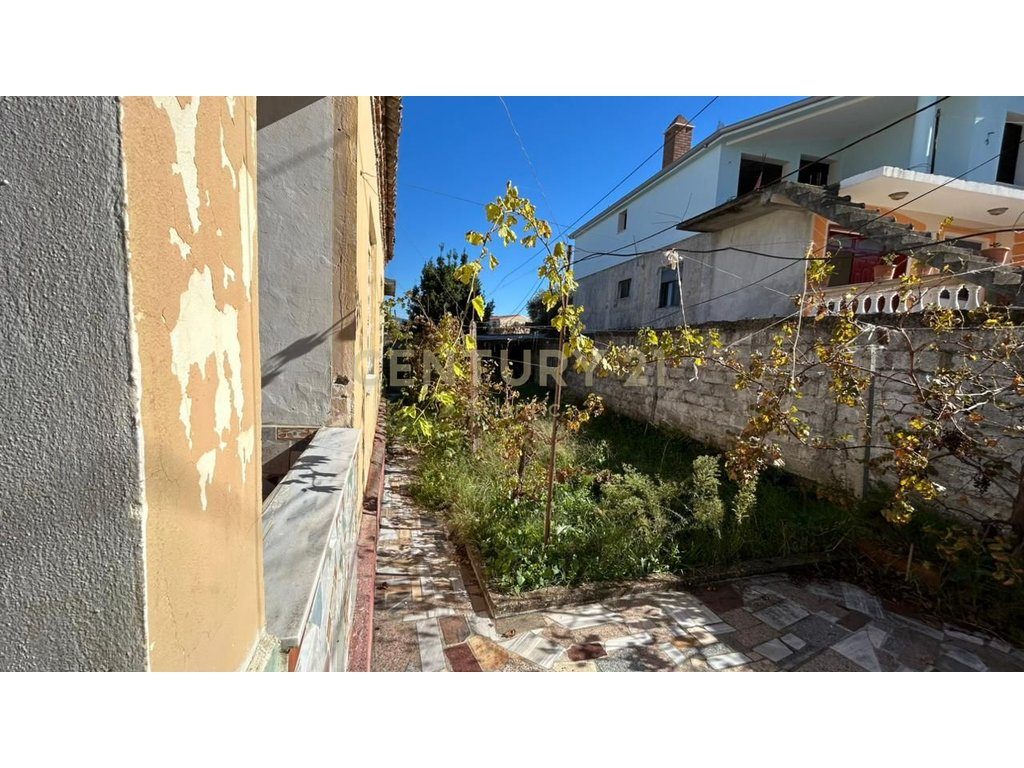 SHITET SHTEPI PRIVATE 3+1 NE QENDER TE KAVAJES