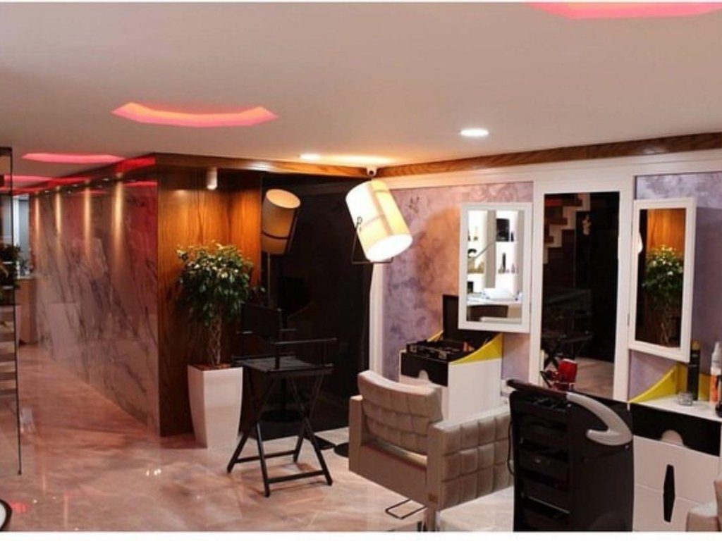Pranë SPAK-ut | Shitet Ambient Duplex 330,000 € + Biznes! Totalisht i Mobiluar për Estetikë & Parukeri! - Century 21 Alb...