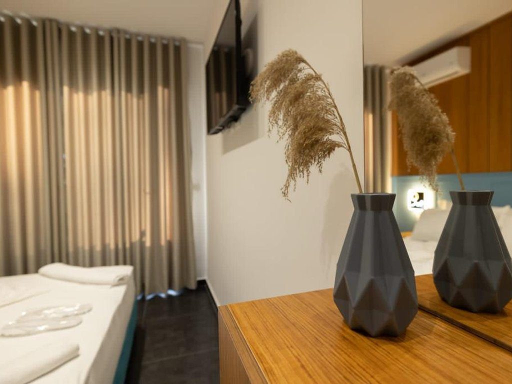 HOTEL NE SHITJE,NE UJI TE FTOHTE ME PAMJE NGA DETI!