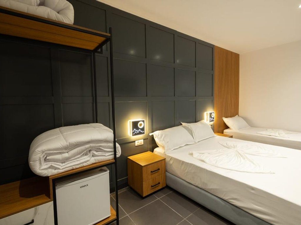 HOTEL NE SHITJE,NE UJI TE FTOHTE ME PAMJE NGA DETI!