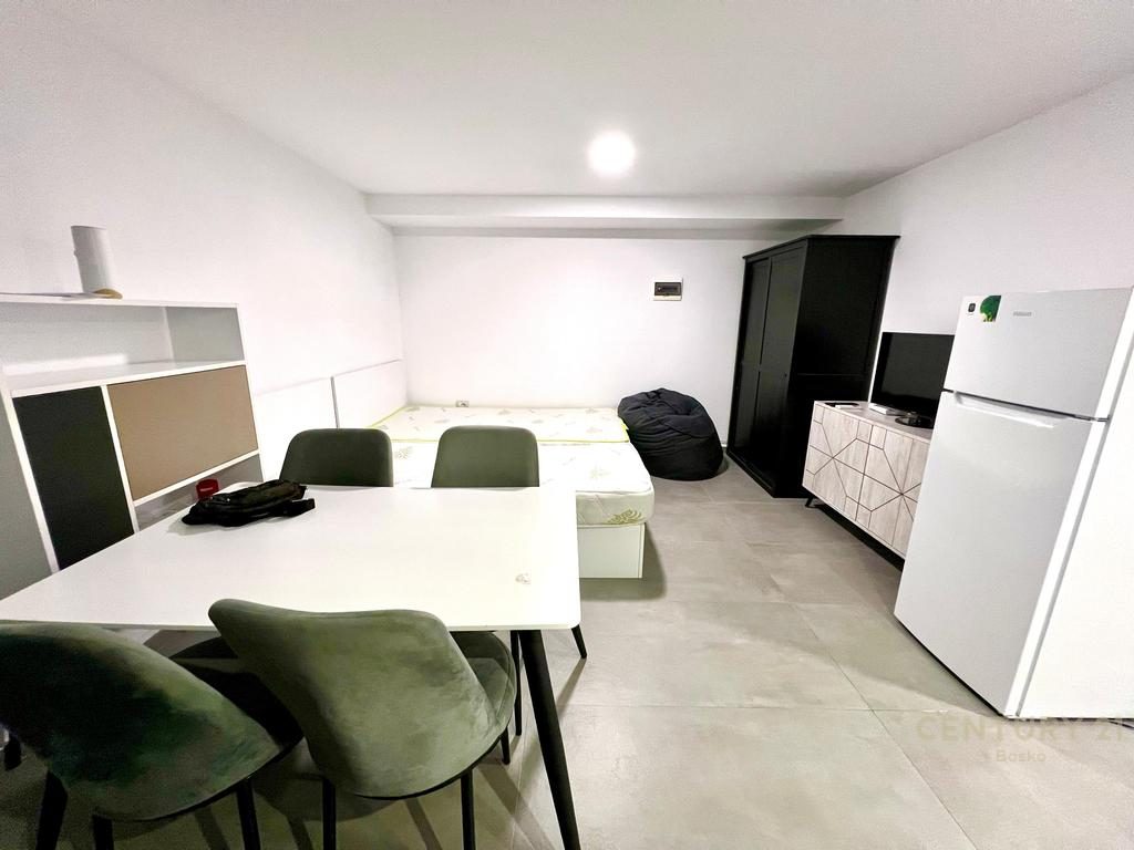 Liqeni i Thate, shitet garsionere