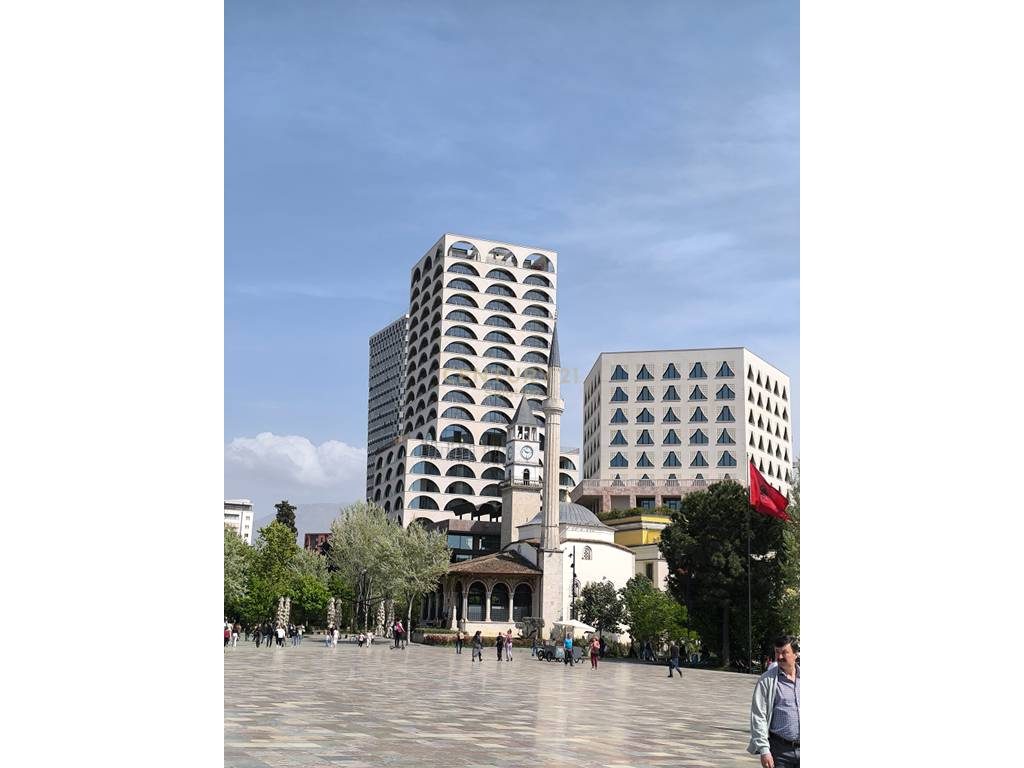 NJESI KOMERCIALE 147 M2 PER QIRA BOOK BUILDING!