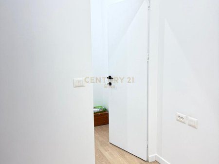 NJESI KOMERCIALE 147 M2 PER QIRA BOOK BUILDING!