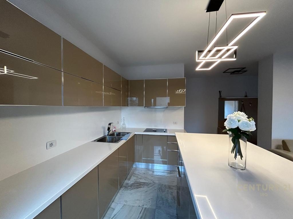 JEPET ME QERA APARTAMENT 3+1+2 TEK 21 DHJETORI.