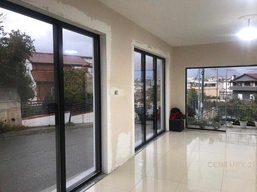 Ambient Komercial ,per qera në Kodër Kamëz,Tirane