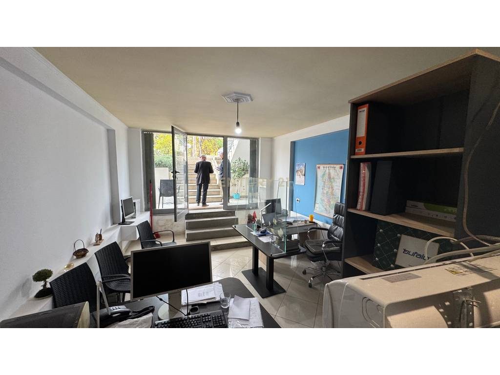 Shitet ambient biznesi 34 m² – pranë Teatrit “Petro Marko”, Vlorë