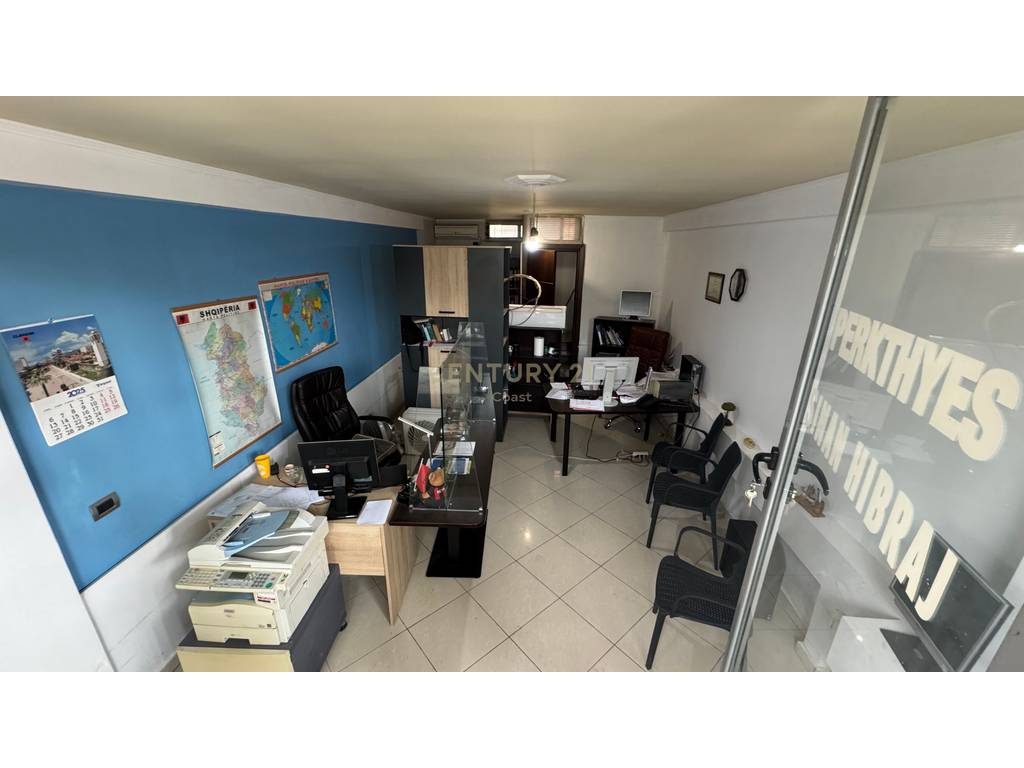 Shitet ambient biznesi 34 m² – pranë Teatrit “Petro Marko”, Vlorë
