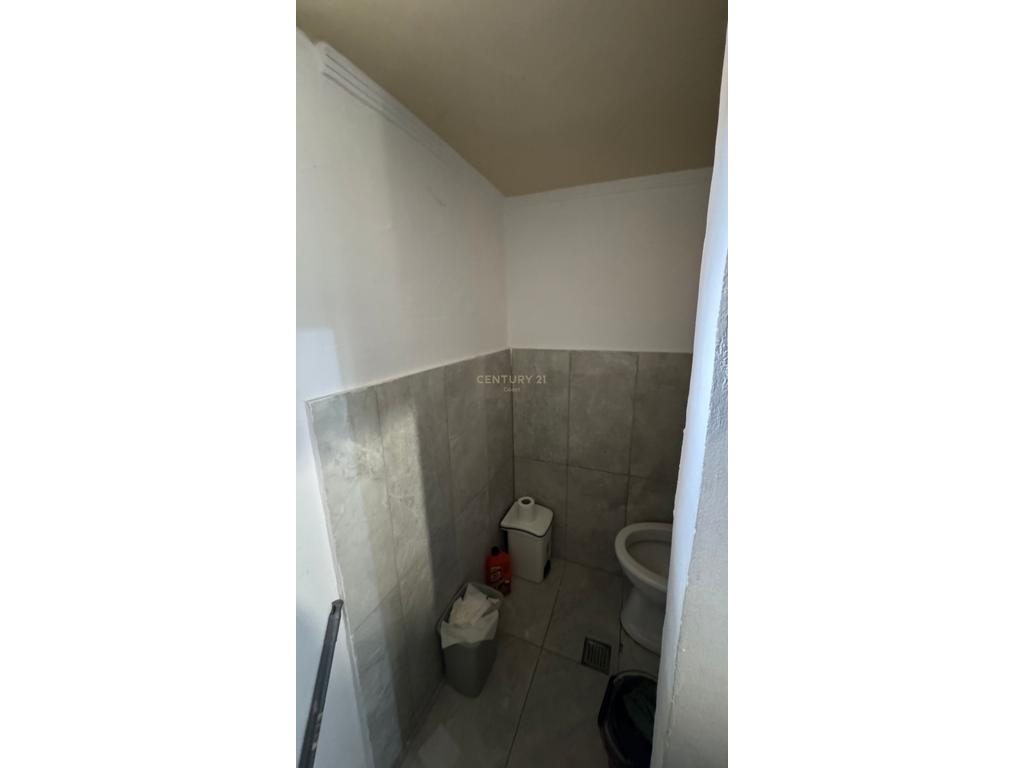 Shitet ambient biznesi 34 m² – pranë Teatrit “Petro Marko”, Vlorë