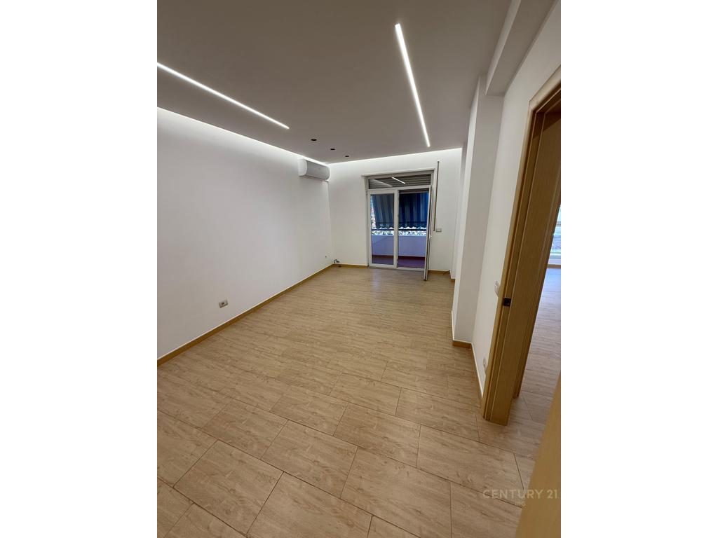 Ambient per zyra tek Rruga e Kavajes.