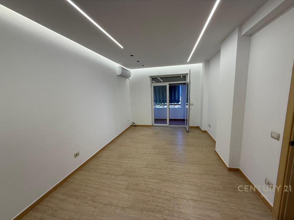 Ambient per zyra tek Rruga e Kavajes.