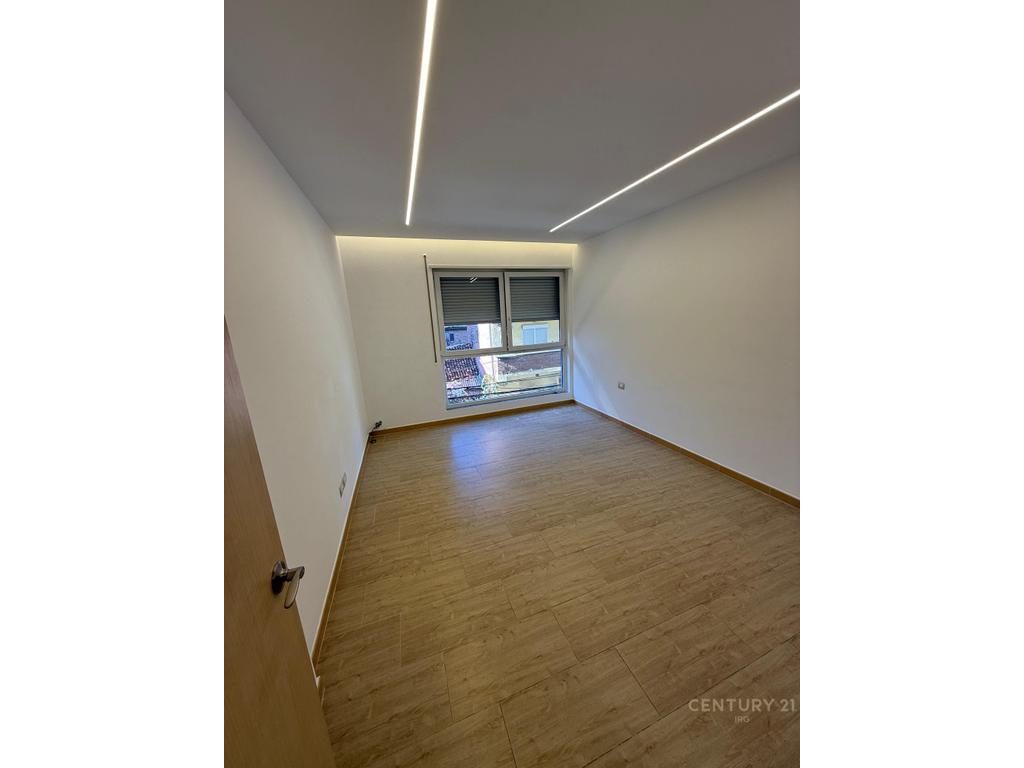 Ambient per zyra tek Rruga e Kavajes.